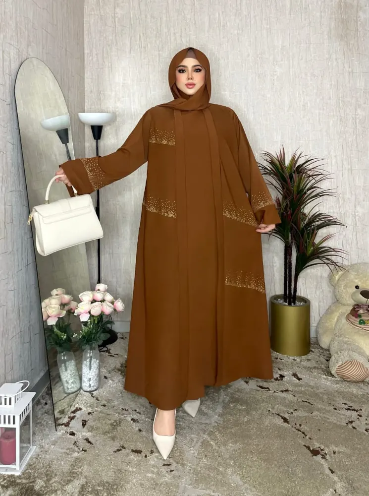 عباية نسائية فاخرة باللون البني مزينة بفصوص برّاقة مع طرحة مطابقة