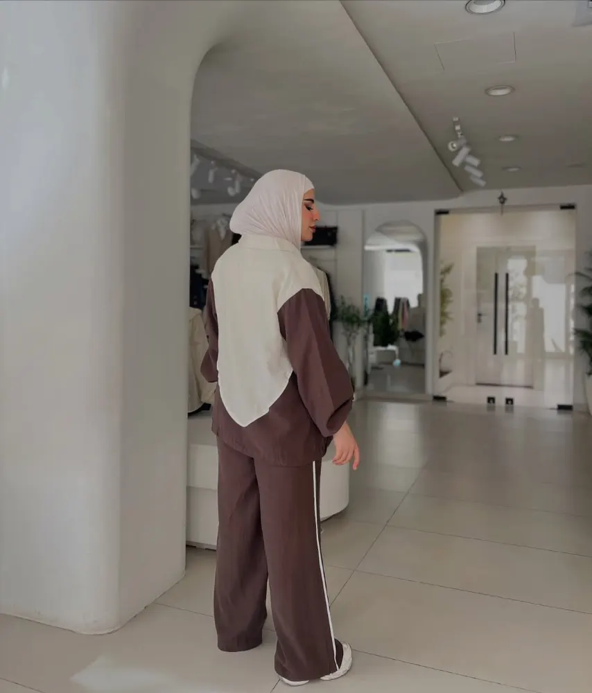طقم نسائي للمحجبات قطعتين بني وأوف وايت بقصة واسعة أنيقة